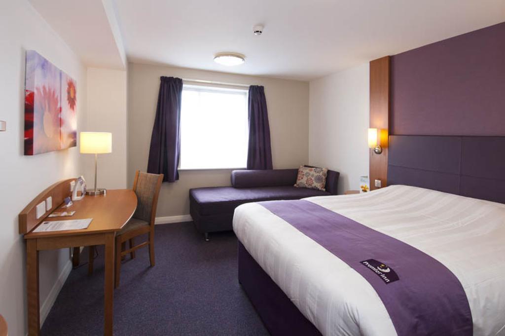 Premier Inn Birmingham City - Aston Bagian luar foto