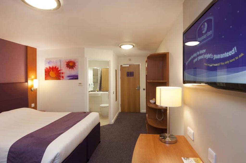 Premier Inn Birmingham City - Aston Bagian luar foto
